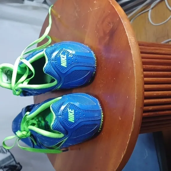 NIKE ZOOM RIVAL SPORT SHOES SIZE 8.5 IN BLUE AND GREEN FLORSENT