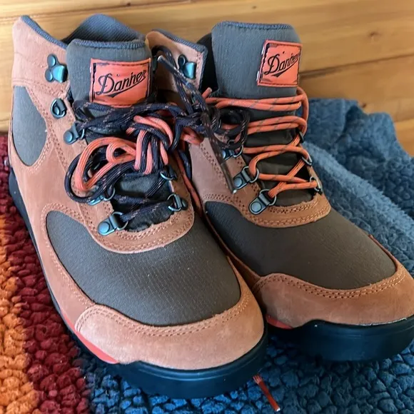 NWOB Danner Jag Men’s size 9 D hiking boots Sierra /Chocolate Chip