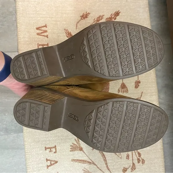 NWOB Teva Roxy Waterproof Leather Boots Size 8