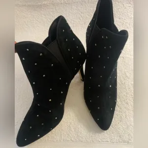 NWOB WHITE HOUSE BLACK MARKET LAILA RHINESTONE STUDDED ANKLE BOOTIE SIZE 6.5M