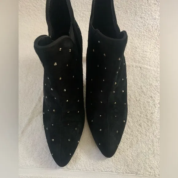 NWOB WHITE HOUSE BLACK MARKET LAILA RHINESTONE STUDDED ANKLE BOOTIE SIZE 6.5M
