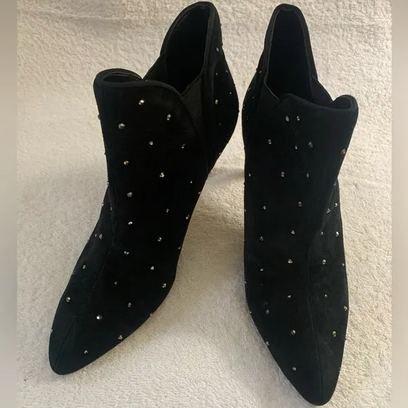 NWOB WHITE HOUSE BLACK MARKET LAILA RHINESTONE STUDDED ANKLE BOOTIE SIZE 6.5M