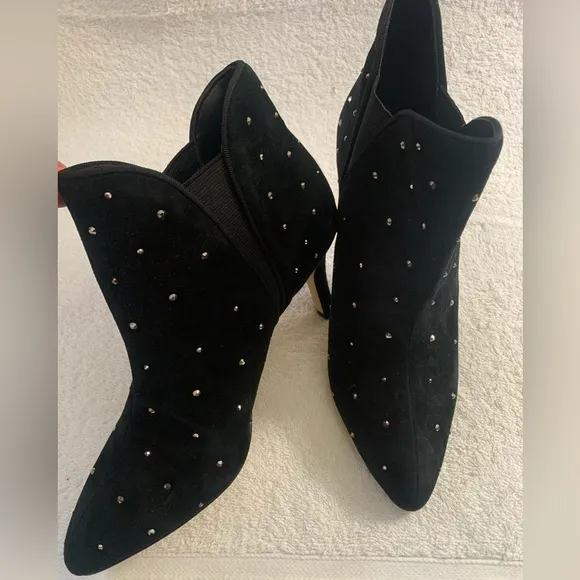 NWOB WHITE HOUSE BLACK MARKET LAILA RHINESTONE STUDDED ANKLE BOOTIE SIZE 6.5M
