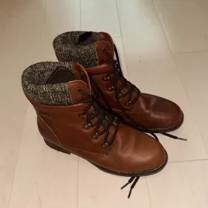 NWOT Cougar Brown Waterproof Hiking Boots Size 8