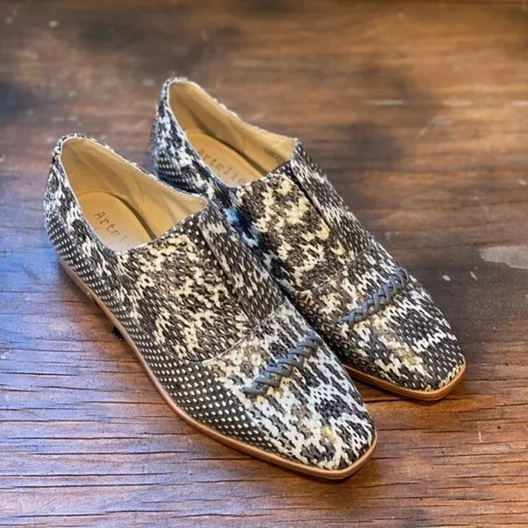 NWOT Nicole Miller Artelier Stella Sabrina  Taupe Slip On Shoes