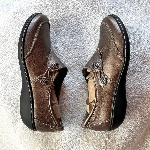 NWOT Women’s Clark metallic bronze or gold  Ashland Lane Slip On Shoes, Size 5 M
