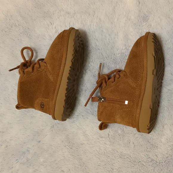 NWOT/EUC Sz8 UGG Kids Neumel II Laceup Chukka Boot Chestnut Suede Tan Brown UGGs