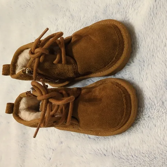NWOT/EUC Sz8 UGG Kids Neumel II Laceup Chukka Boot Chestnut Suede Tan Brown UGGs