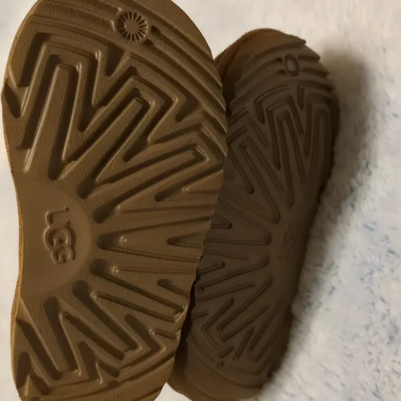 NWOT/EUC Sz8 UGG Kids Neumel II Laceup Chukka Boot Chestnut Suede Tan Brown UGGs