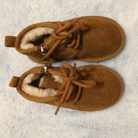 NWOT/EUC Sz8 UGG Kids Neumel II Laceup Chukka Boot Chestnut Suede Tan Brown UGGs