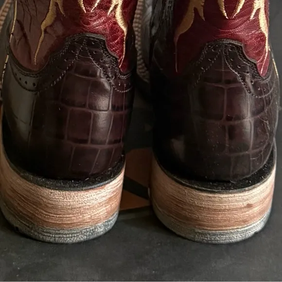 NWT Ariat Western Boots Chocolate Gator Print/Red Appy Wide Square Toe 11” Boots