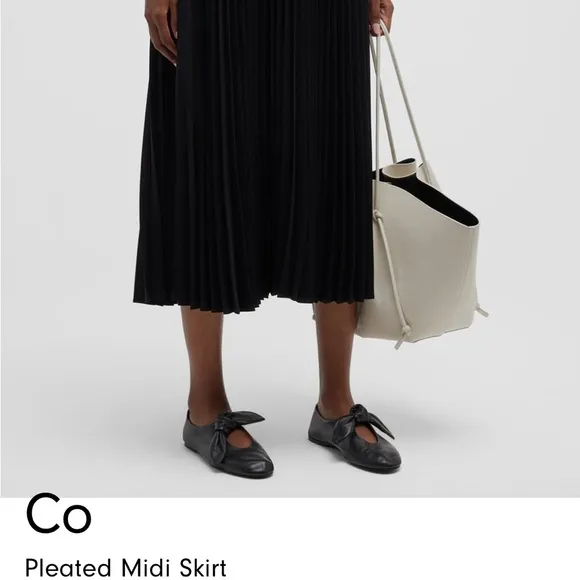 NWT CO PLEATED BLACK SKIRT SIZE MEDIUM