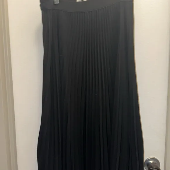 NWT CO PLEATED BLACK SKIRT SIZE MEDIUM