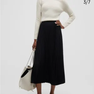 NWT CO PLEATED BLACK SKIRT SIZE MEDIUM