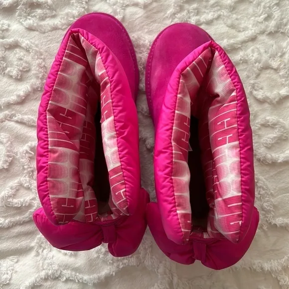 NWT K Bailey Bow Maxi Fashion boot. Pink pink with Ugg Print. Children’s size 4.