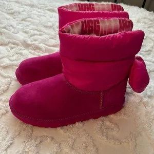 NWT K Bailey Bow Maxi Fashion boot. Pink pink with Ugg Print. Children’s size 4.