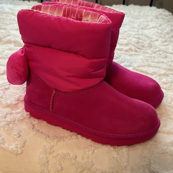 NWT K Bailey Bow Maxi Fashion boot. Pink pink with Ugg Print. Children’s size 4.