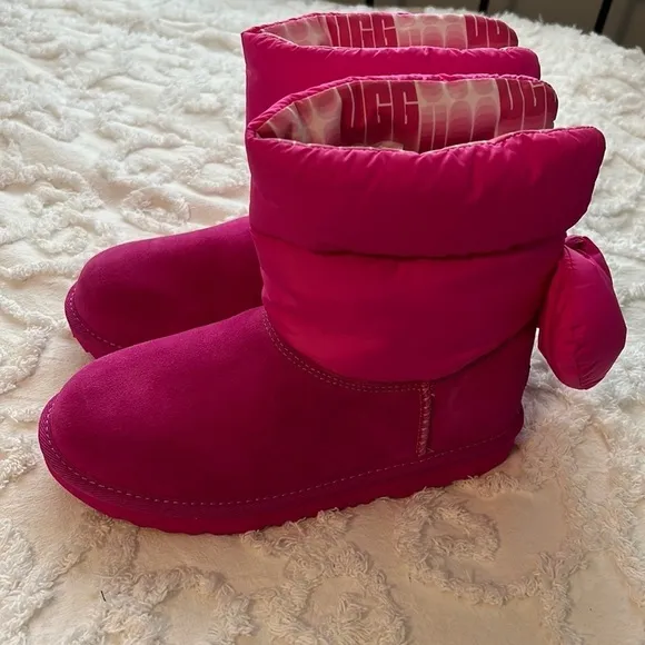 NWT K Bailey Bow Maxi Fashion boot. Pink pink with Ugg Print. Children’s size 4.