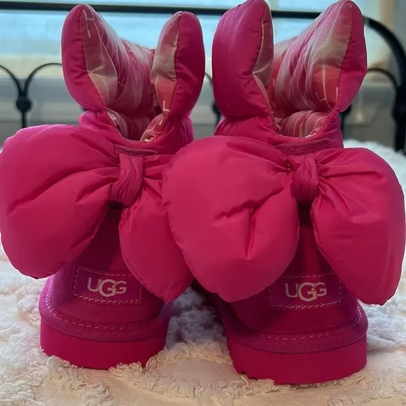 NWT K Bailey Bow Maxi Fashion boot. Pink pink with Ugg Print. Children’s size 4.