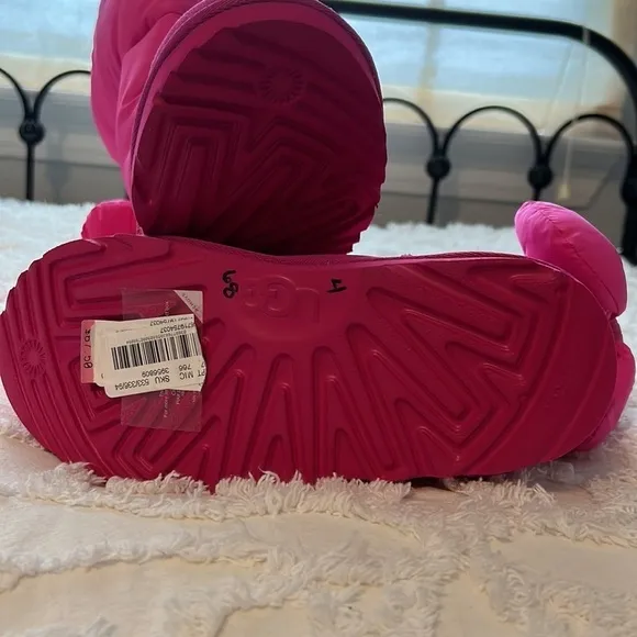 NWT K Bailey Bow Maxi Fashion boot. Pink pink with Ugg Print. Children’s size 4.