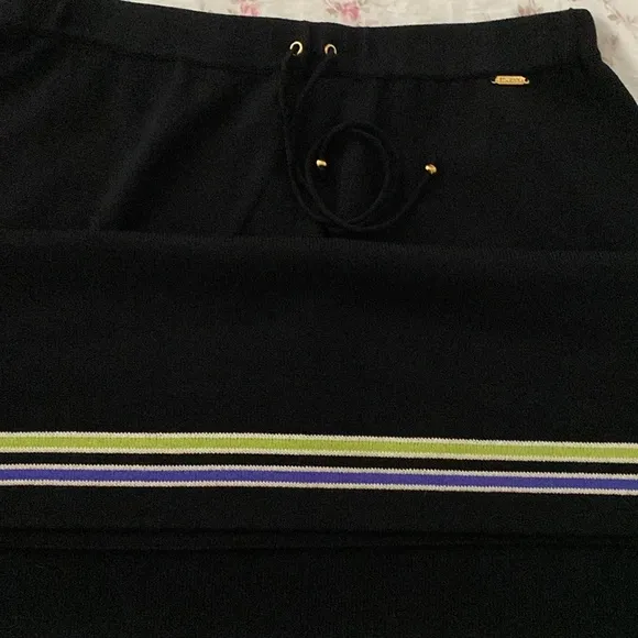 *NWT* ST JOHN SPORT Black Knit Skirt w/ Black Knit Shoes Sleeve Top Size L