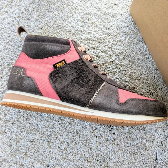 NWT Teva Sneakers Highside '84 Mid boots