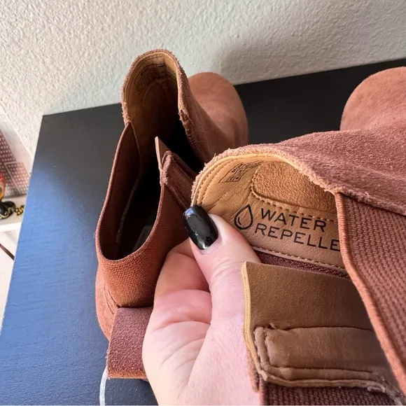 NWT Vionic Charm Brionie Chelsea  Ankle Boots That Include Three-Zone Comfort