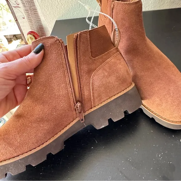 NWT Vionic Charm Brionie Chelsea  Ankle Boots That Include Three-Zone Comfort