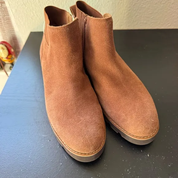 NWT Vionic Charm Brionie Chelsea  Ankle Boots That Include Three-Zone Comfort