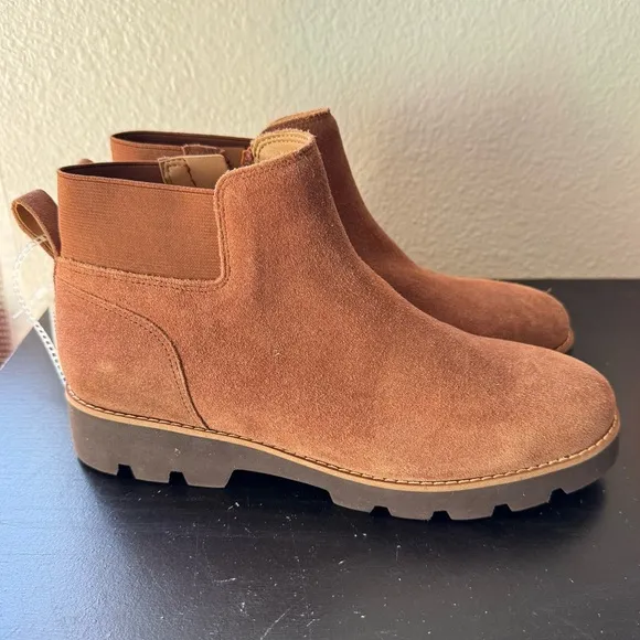 NWT Vionic Charm Brionie Chelsea  Ankle Boots That Include Three-Zone Comfort