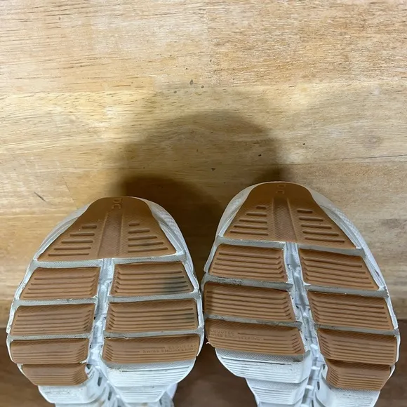 On Cloud 5 LIGHTWEIGHT REFLECTIVE Womens Size 11 Running Shoes Sneakers White