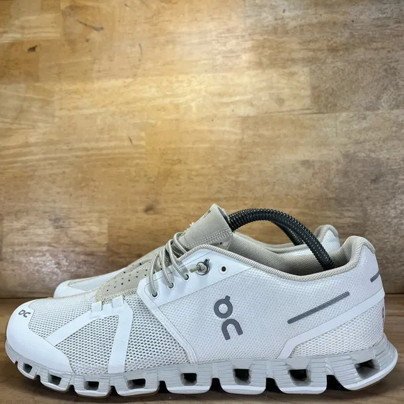 On Cloud 5 LIGHTWEIGHT REFLECTIVE Womens Size 11 Running Shoes Sneakers White