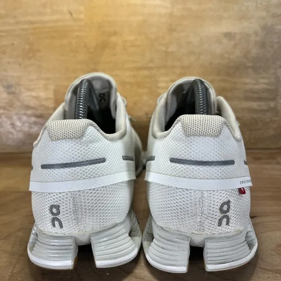 On Cloud 5 LIGHTWEIGHT REFLECTIVE Womens Size 11 Running Shoes Sneakers White