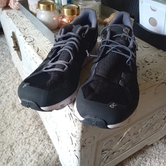 🆕⭐On Cloud Women's black and white running shoes