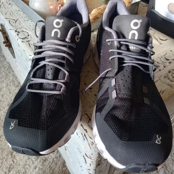 🆕⭐On Cloud Women's black and white running shoes