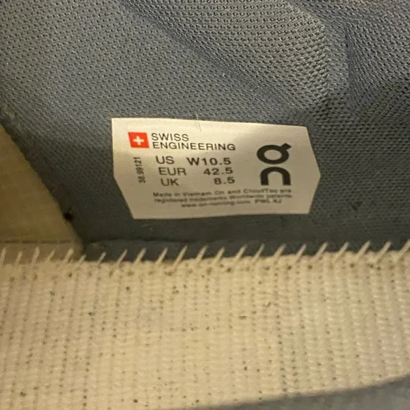 ON Cloud X Shift Alloy/Red size 10.5