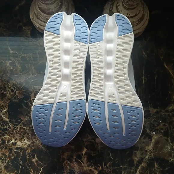 On CloudSurfer Comfort/Running/Medical Field Shoes Size 9.5 for Women