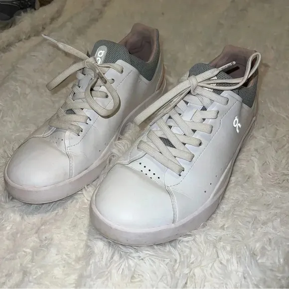 On Women's THE ROGER Advantage Shoes White and Rose Size 9