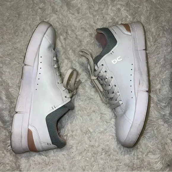 On Women's THE ROGER Advantage Shoes White and Rose Size 9