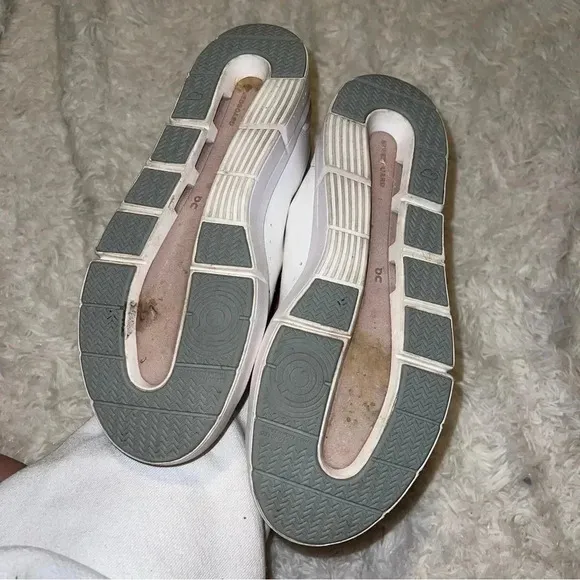 On Women's THE ROGER Advantage Shoes White and Rose Size 9