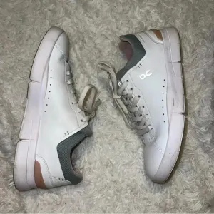 On Women's THE ROGER Advantage Shoes White and Rose Size 9