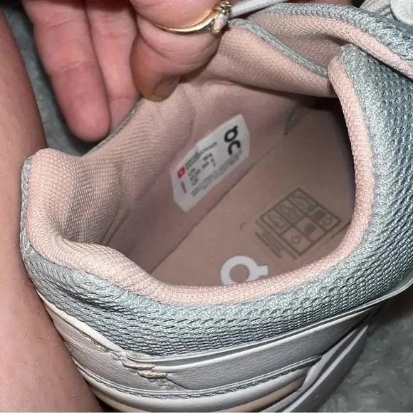 On Women's THE ROGER Advantage Shoes White and Rose Size 9