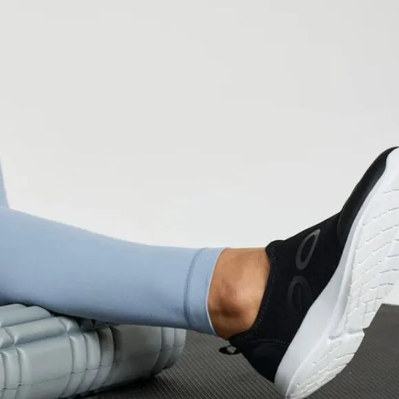 OOFOS OOMG Sport Low Shoe- White/Black