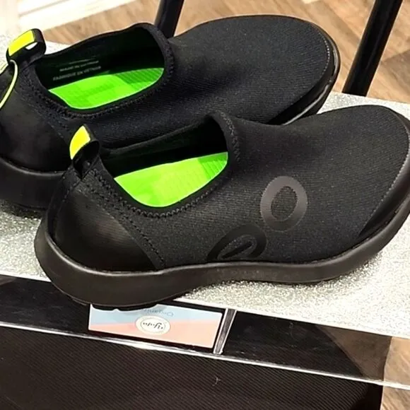 OOFOS OOMG Sport Low Shoe- White/Black