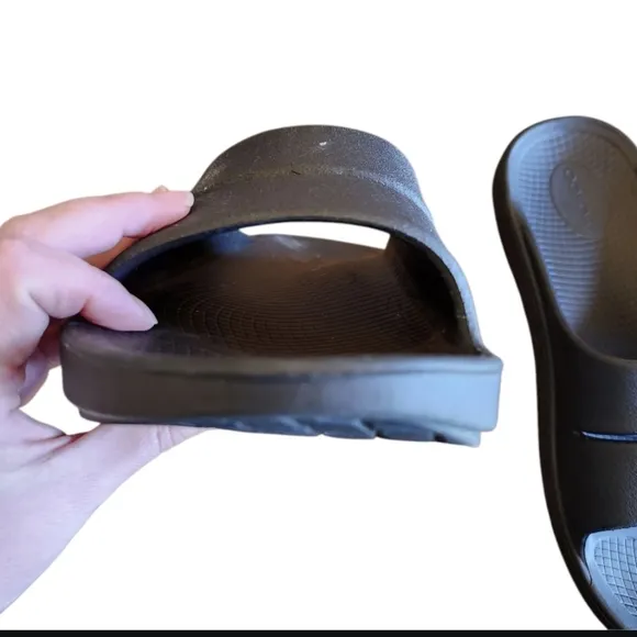 OOFOS Unisex Black Recovery Workout Sandals Men SZ 8 / Women SZ 10