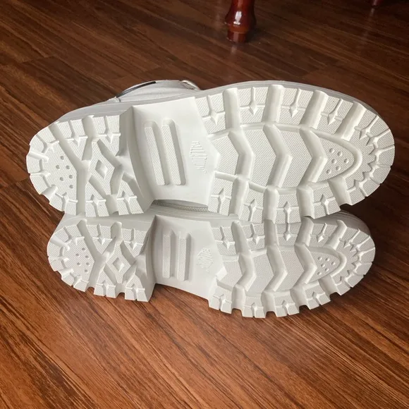 Palladium size 8.5 Women's Pallabase Twill White Ankle Boots