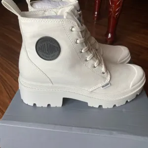 Palladium size 8.5 Women's Pallabase Twill White Ankle Boots