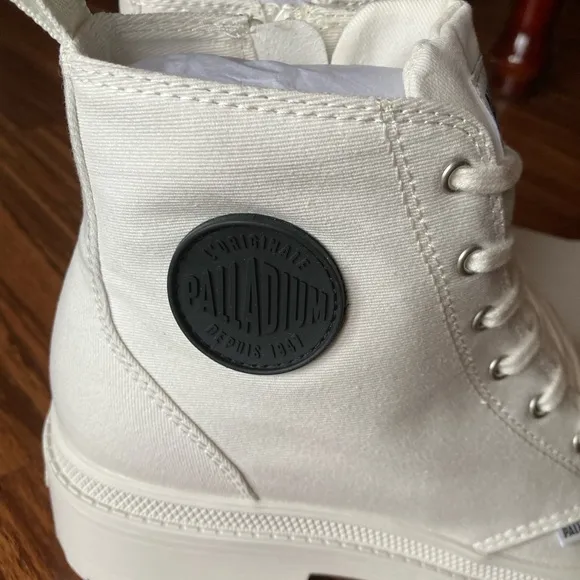 Palladium size 8.5 Women's Pallabase Twill White Ankle Boots