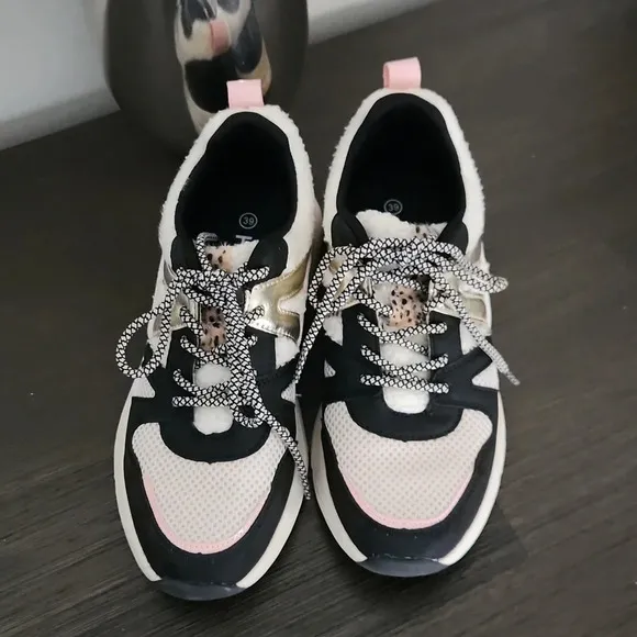 POSH by Poelman Lace and Faux Fur Sneakers women’s size 8 US