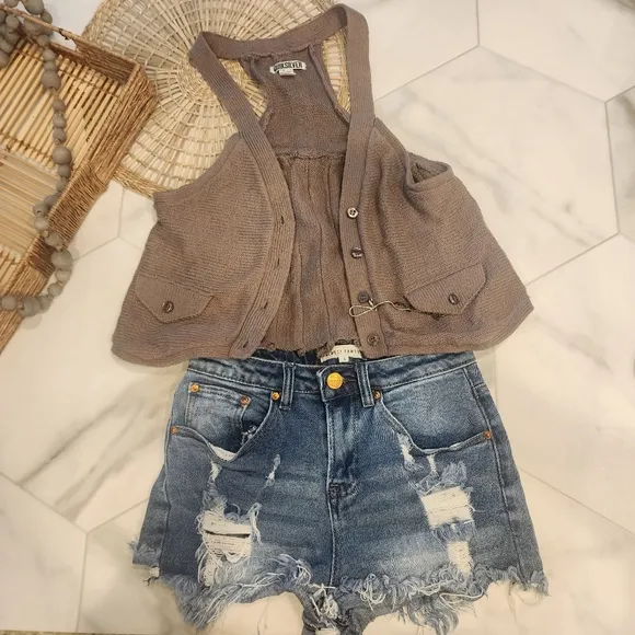 Quicksilver, size S, CUTEST EVER taupe button up vest/cardi w/pockets &amp; chain